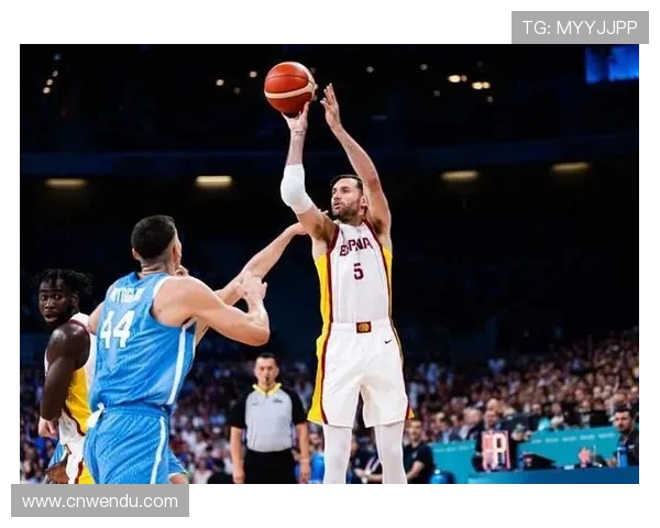 海兰德半场表现抢眼5投3中贡献12分1篮板2助攻1抢断助力全队